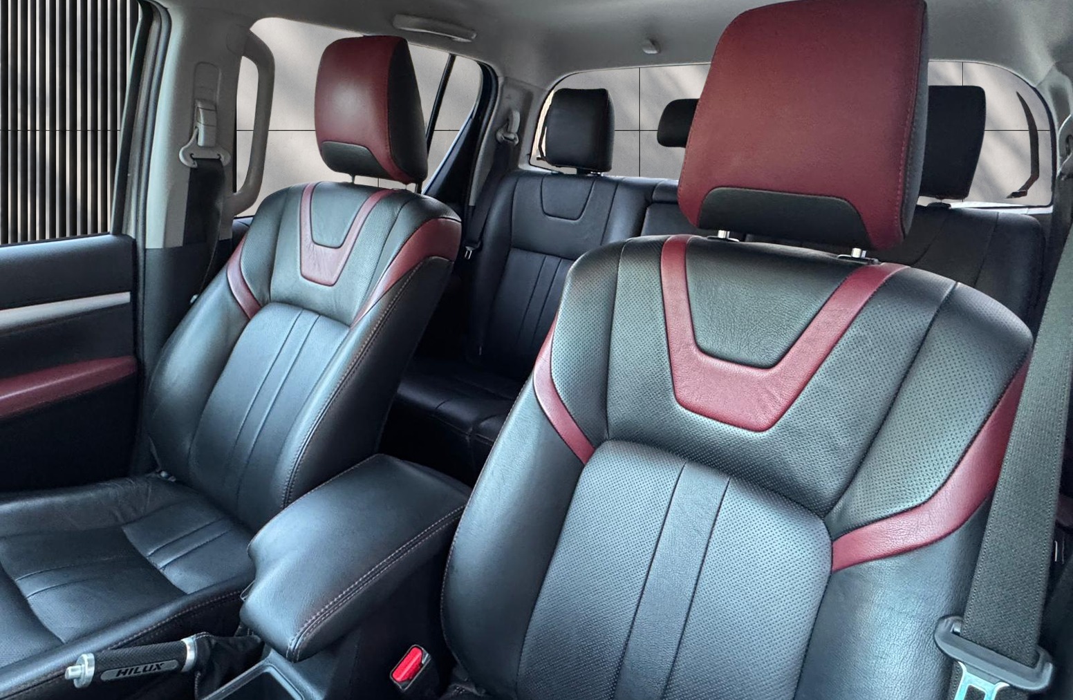 
								Toyota Hilux 2.4 D-4D Invincible Auto 4WD Euro 6 4dr (TSS) full									