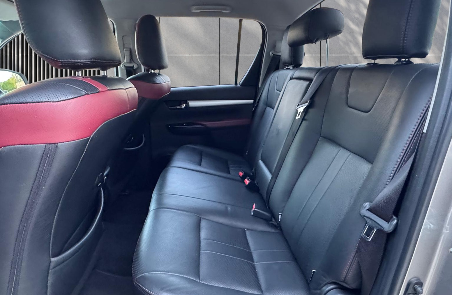 
								Toyota Hilux 2.4 D-4D Invincible Auto 4WD Euro 6 4dr (TSS) full									