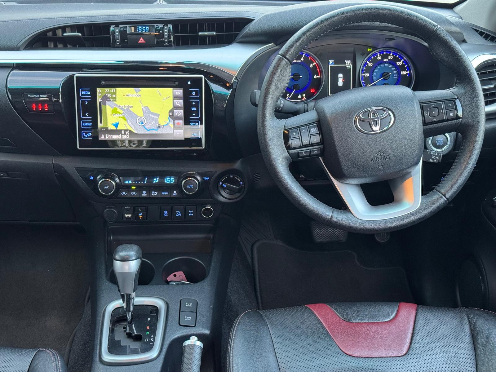 
								Toyota Hilux 2.4 D-4D Invincible Auto 4WD Euro 6 4dr (TSS) full									