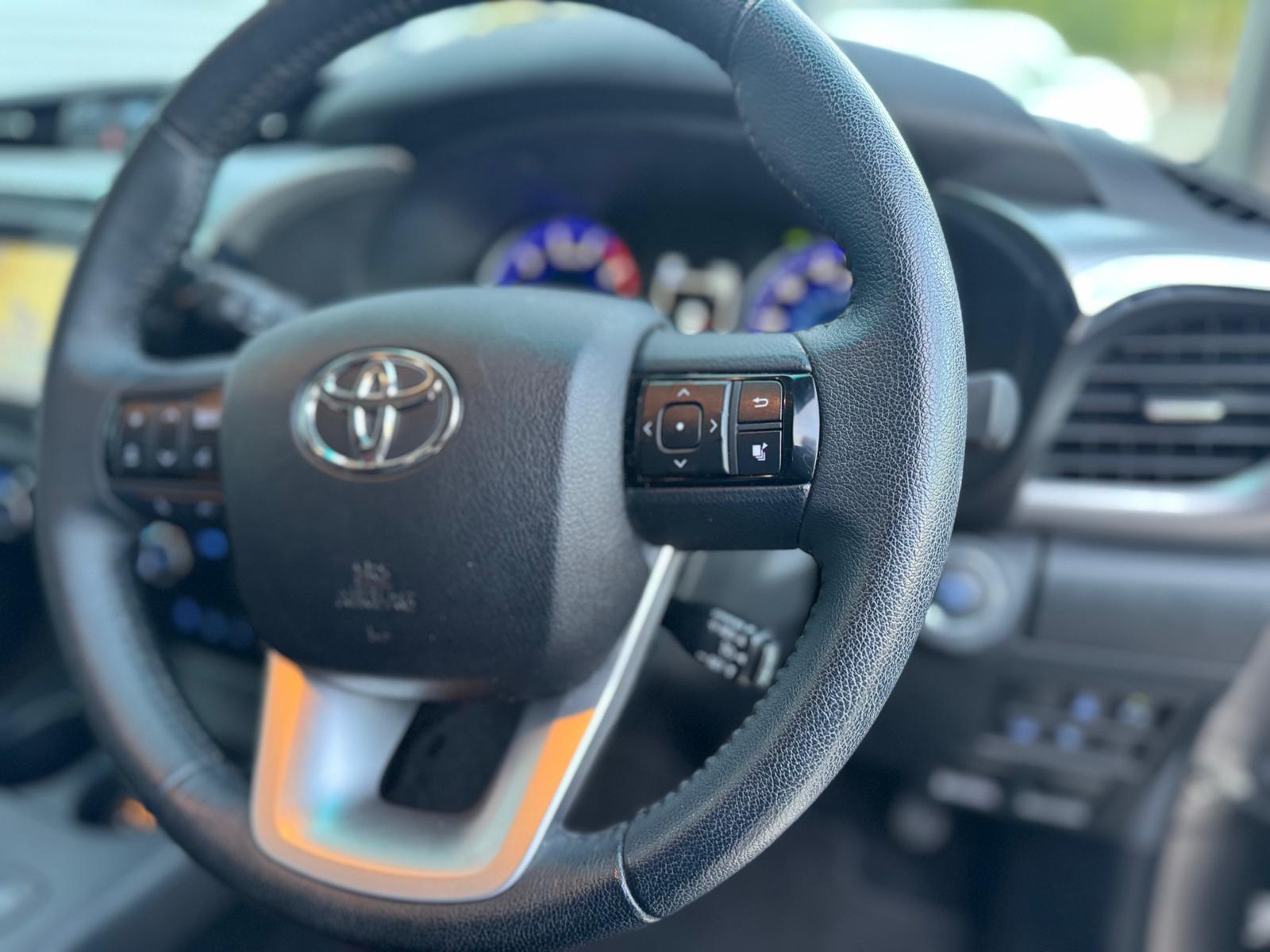
								Toyota Hilux 2.4 D-4D Invincible Auto 4WD Euro 6 4dr (TSS) full									