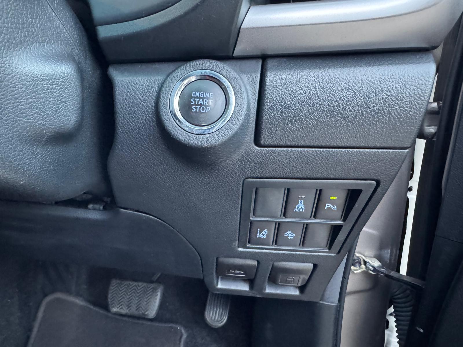 
								Toyota Hilux 2.4 D-4D Invincible Auto 4WD Euro 6 4dr (TSS) full									