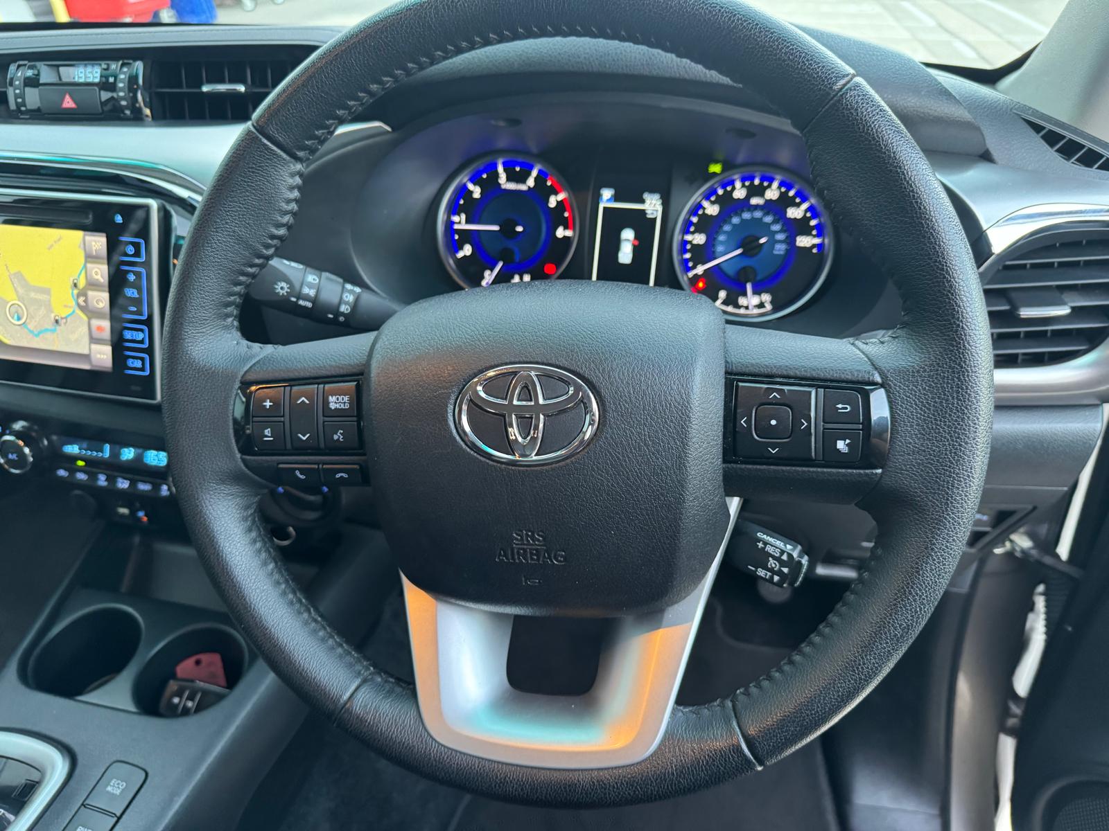 
								Toyota Hilux 2.4 D-4D Invincible Auto 4WD Euro 6 4dr (TSS) full									