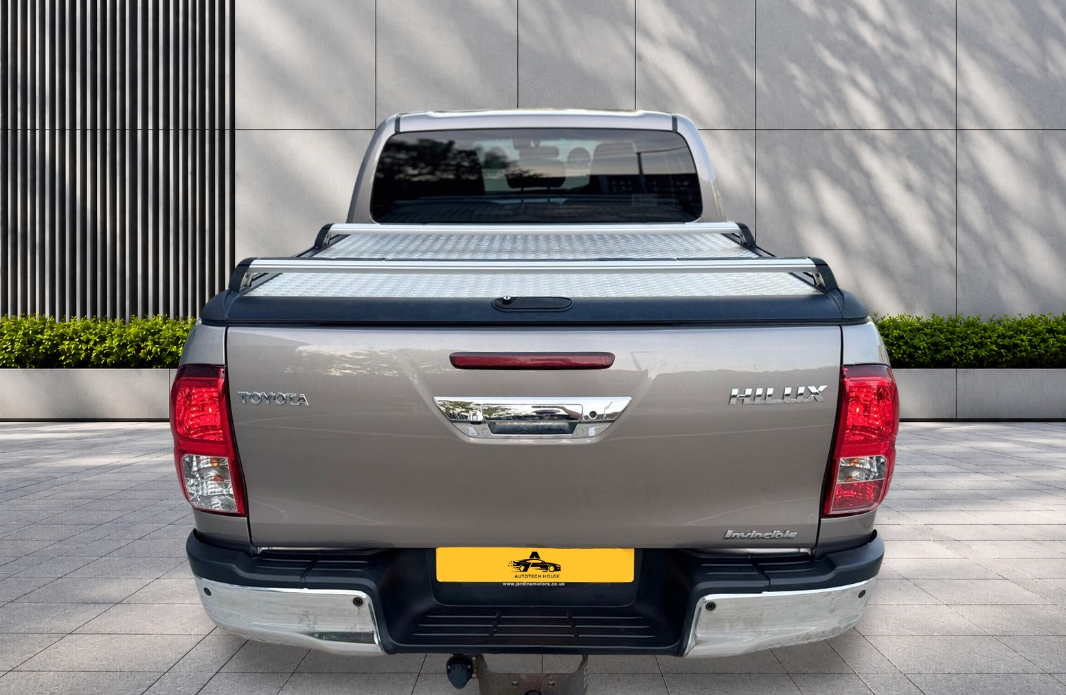 
								Toyota Hilux 2.4 D-4D Invincible Auto 4WD Euro 6 4dr (TSS) full									