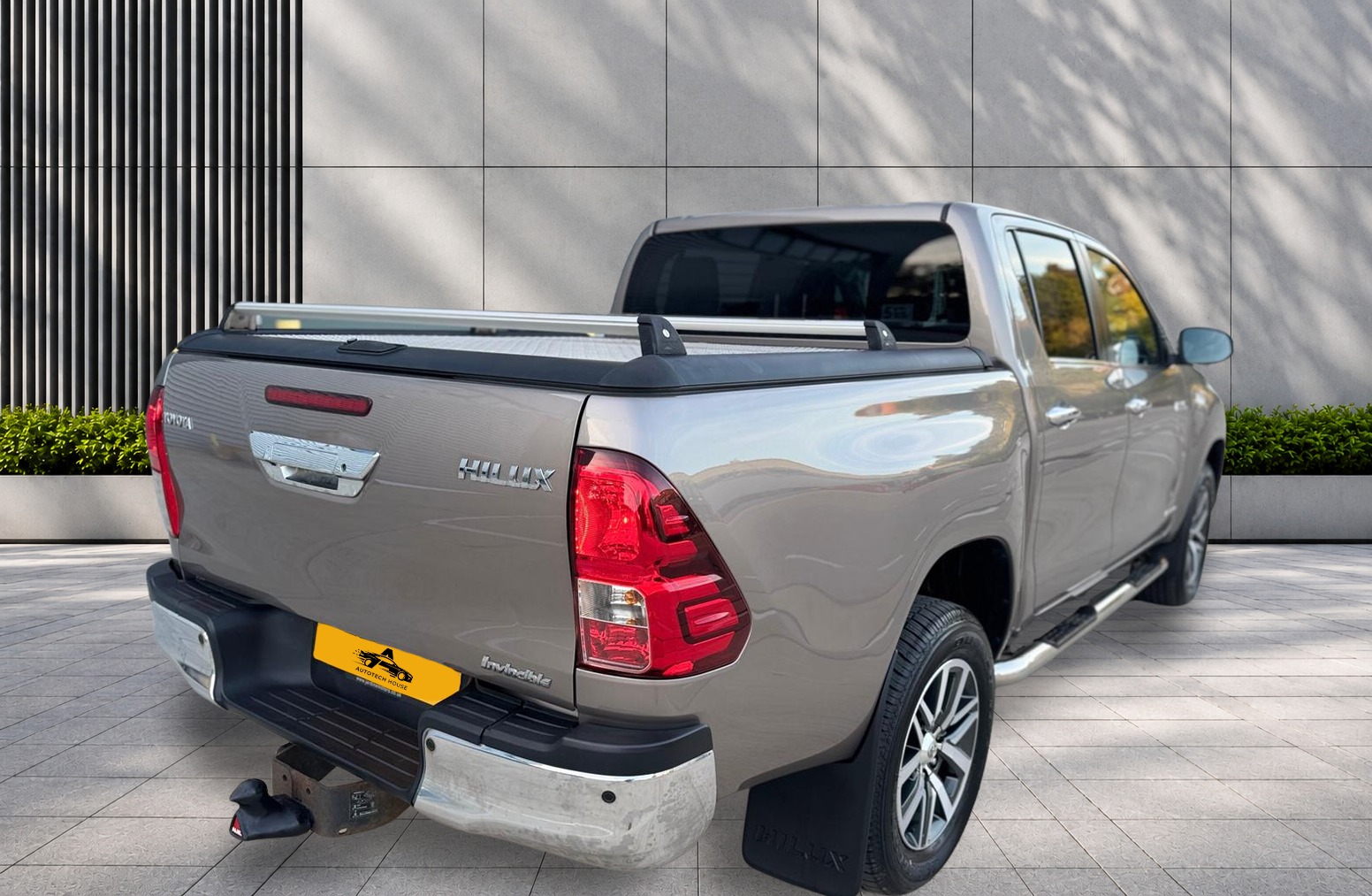 
								Toyota Hilux 2.4 D-4D Invincible Auto 4WD Euro 6 4dr (TSS) full									
