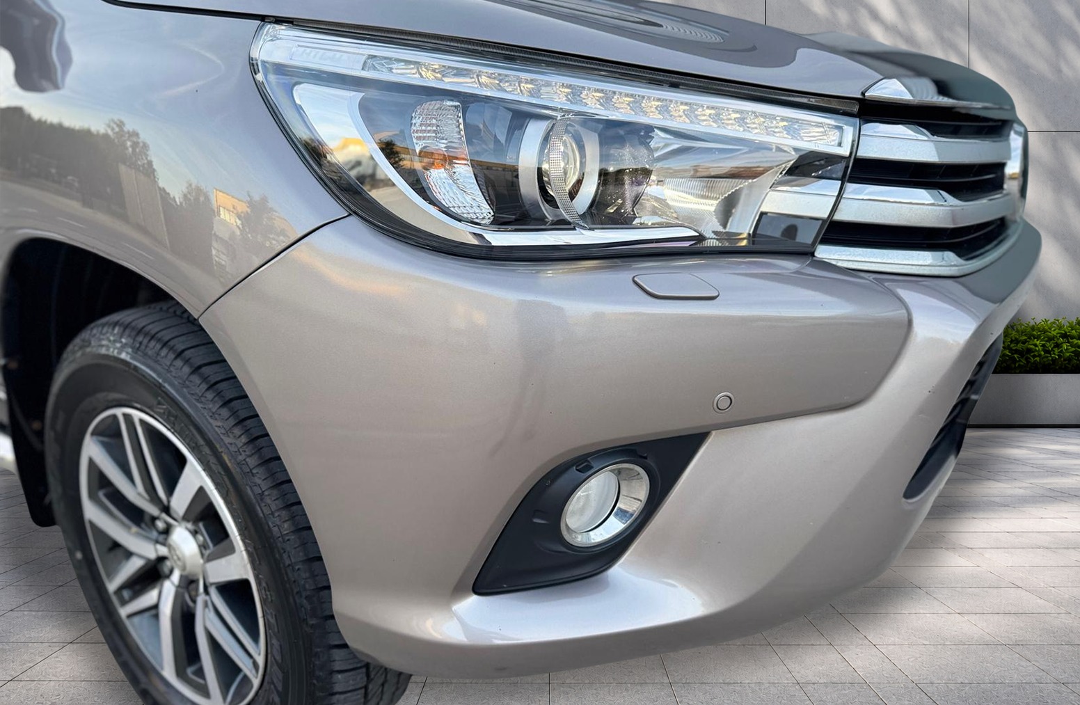 
								Toyota Hilux 2.4 D-4D Invincible Auto 4WD Euro 6 4dr (TSS) full									