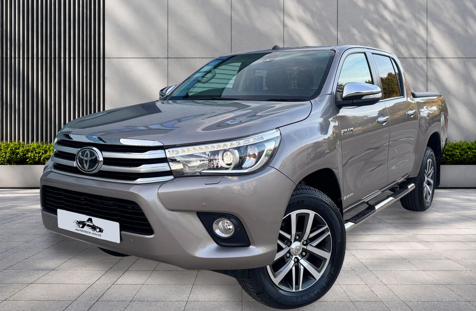 
								Toyota Hilux 2.4 D-4D Invincible Auto 4WD Euro 6 4dr (TSS) full									