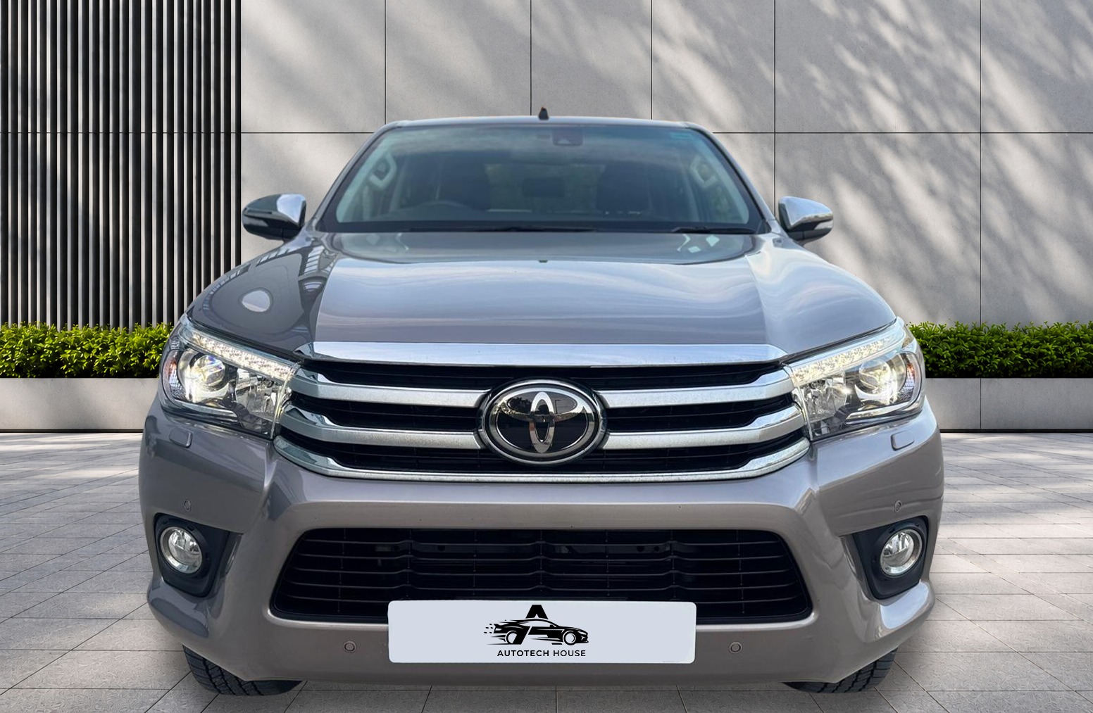 
								Toyota Hilux 2.4 D-4D Invincible Auto 4WD Euro 6 4dr (TSS) full									