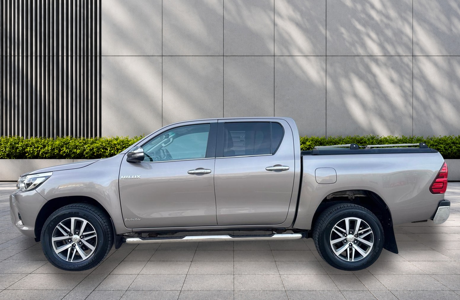 
								Toyota Hilux 2.4 D-4D Invincible Auto 4WD Euro 6 4dr (TSS) full									