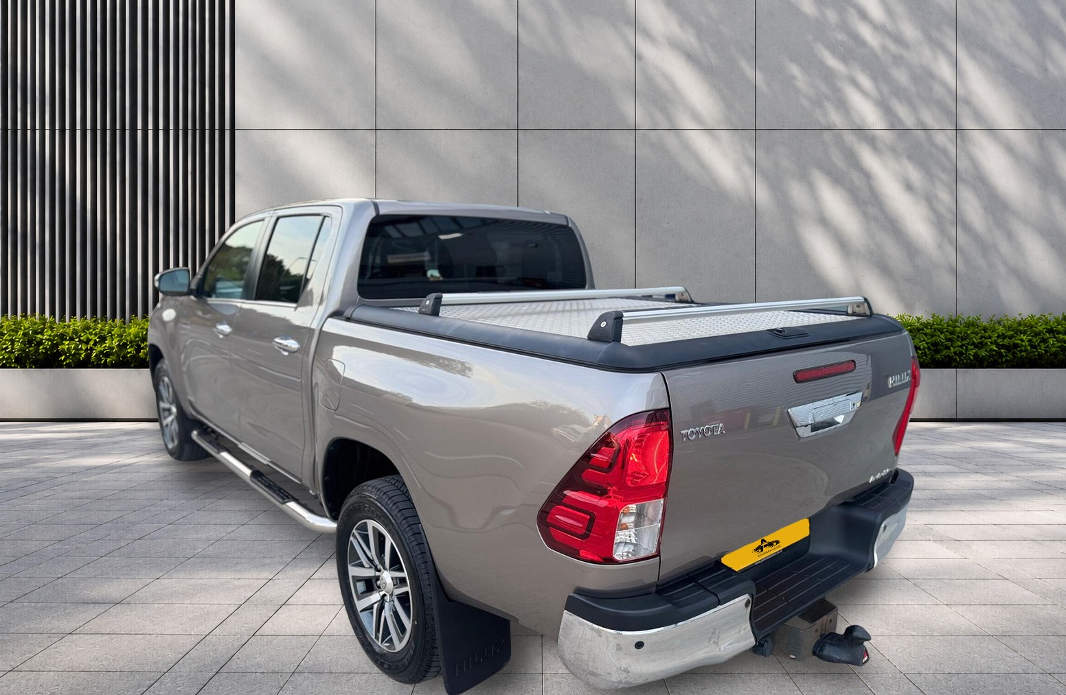 
								Toyota Hilux 2.4 D-4D Invincible Auto 4WD Euro 6 4dr (TSS) full									