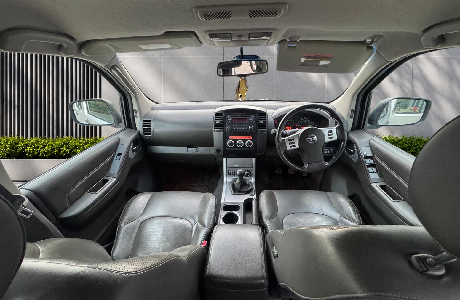 
								Nissan Navara 2.5 dCi Tekna 4WD Euro 5 4dr full									