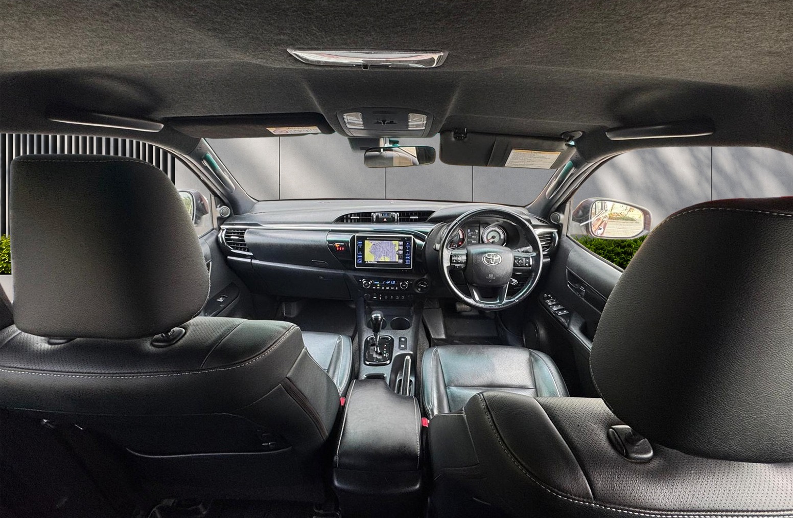 
								Toyota Hilux 2.4 D-4D Invincible X Auto 4WD Euro 6 4dr (TSS, 3.5t) full									