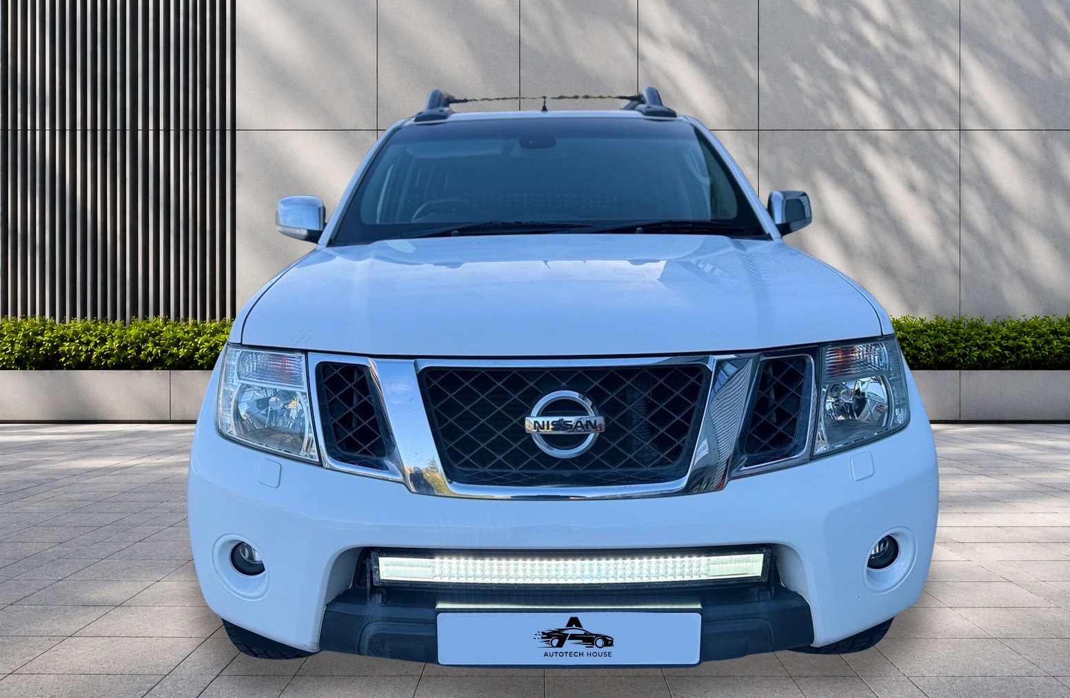 
								Nissan Navara 2.5 dCi Tekna 4WD Euro 5 4dr full									