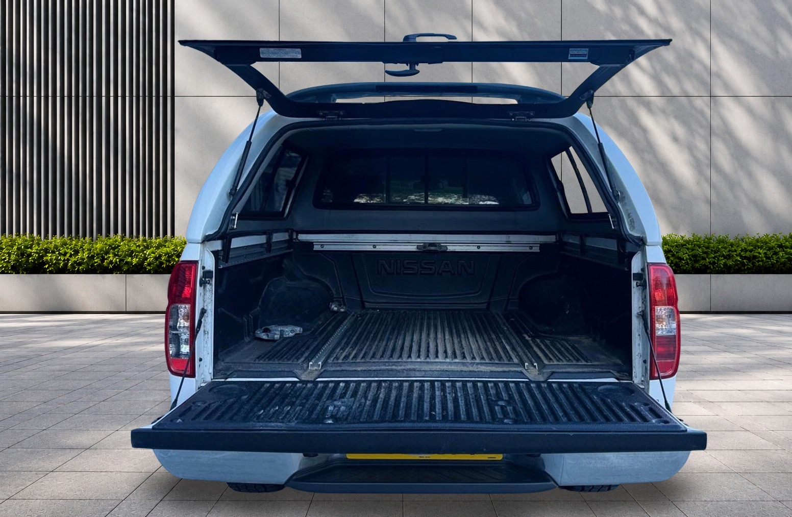 
								Nissan Navara 2.5 dCi Tekna 4WD Euro 5 4dr full									