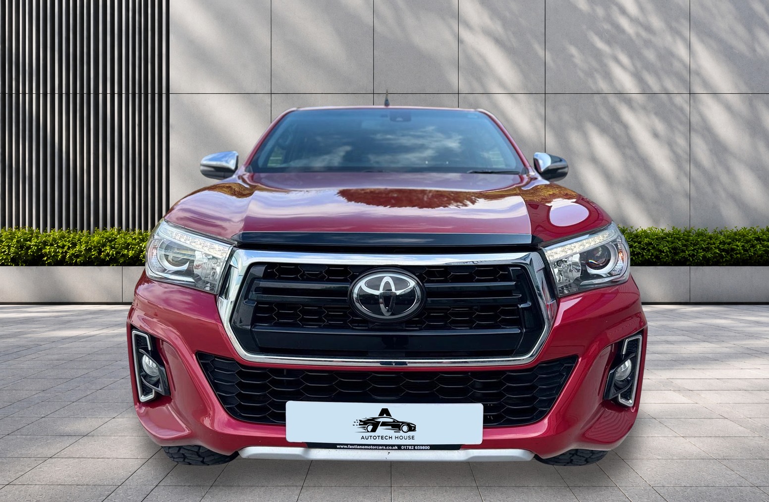
								Toyota Hilux 2.4 D-4D Invincible X Auto 4WD Euro 6 4dr (TSS, 3.5t) full									