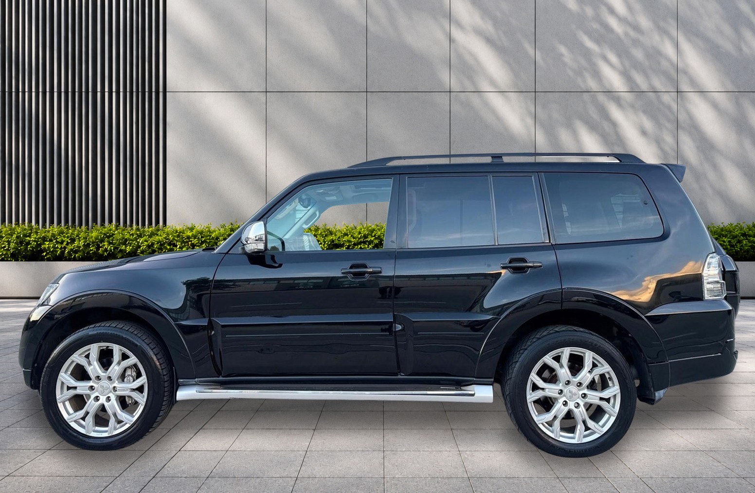 
								Mitsubishi Shogun 3.2 DI-DC SG5 Auto 4WD Euro 6 5dr LWB full									