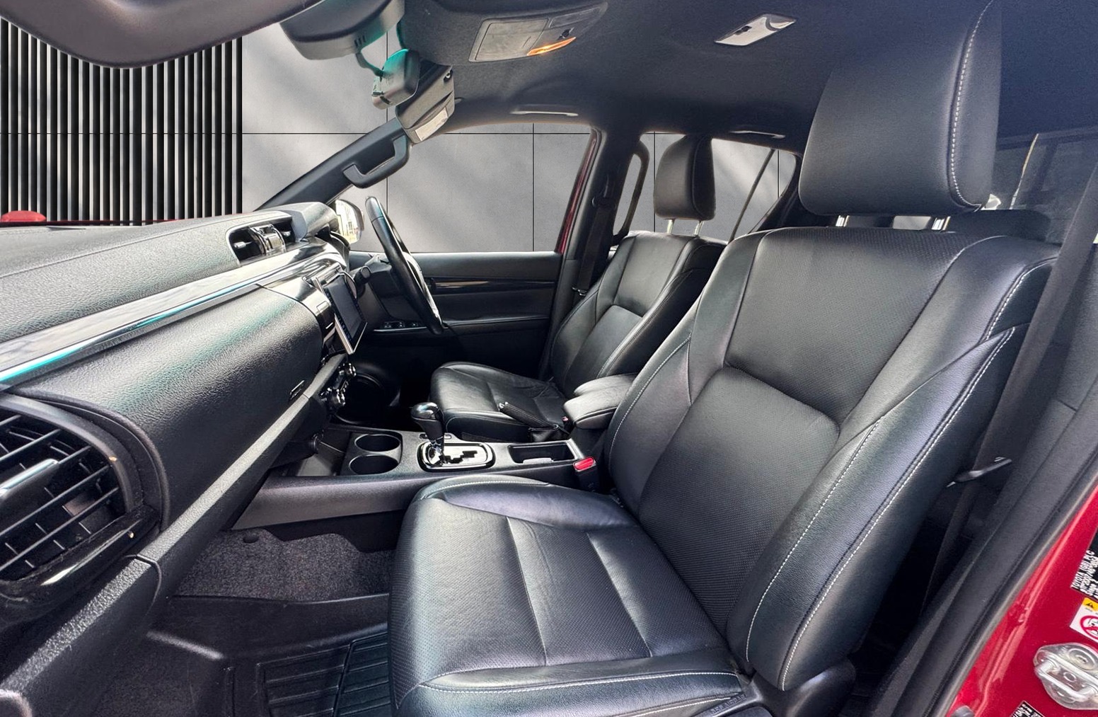
								Toyota Hilux 2.4 D-4D Invincible X Auto 4WD Euro 6 4dr (TSS, 3.5t) full									