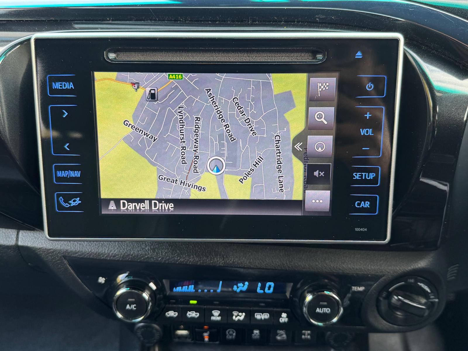 
								Toyota Hilux 2.4 D-4D Invincible X Auto 4WD Euro 6 4dr (TSS, 3.5t) full									