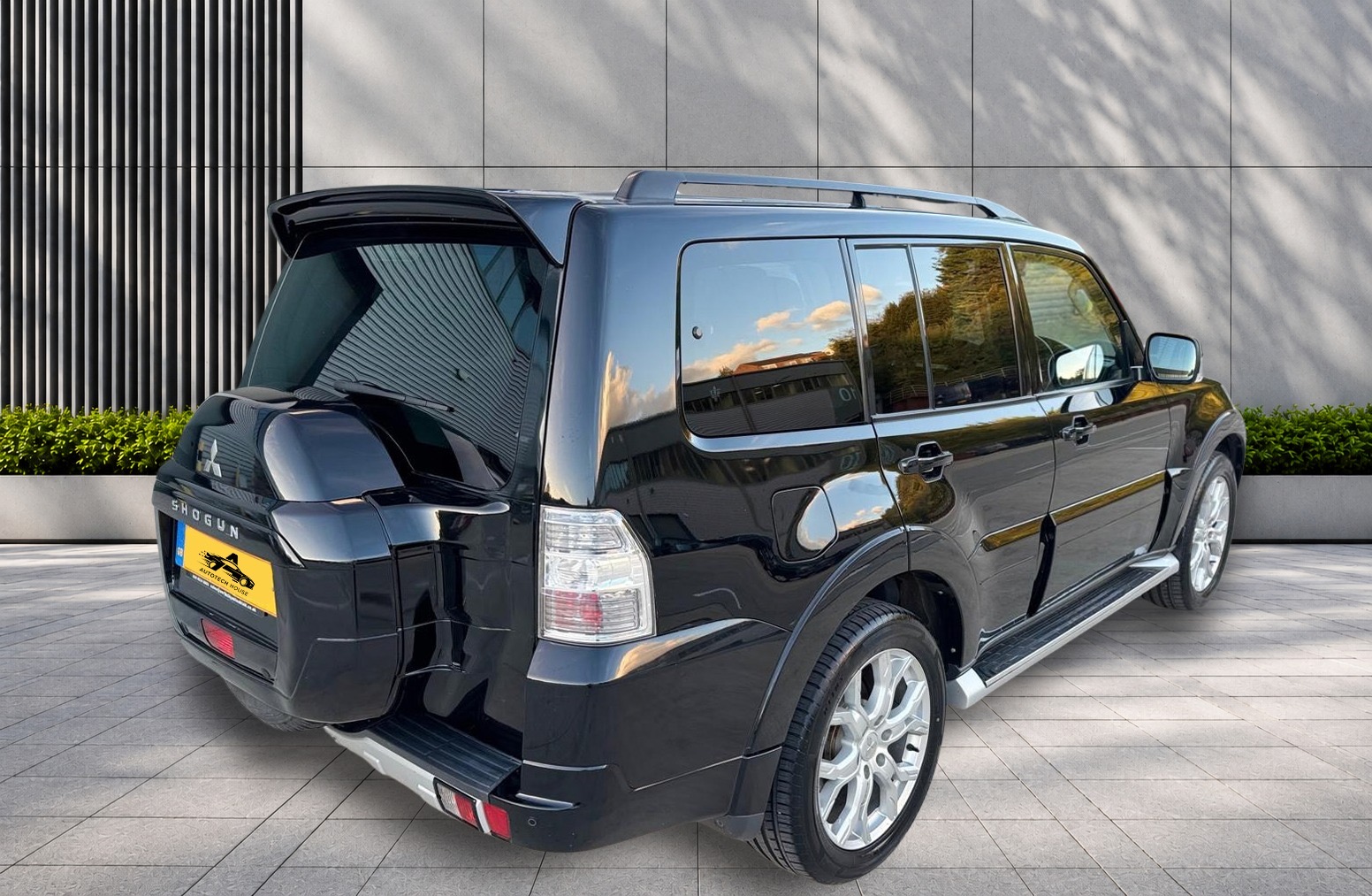 
								Mitsubishi Shogun 3.2 DI-DC SG5 Auto 4WD Euro 6 5dr LWB full									