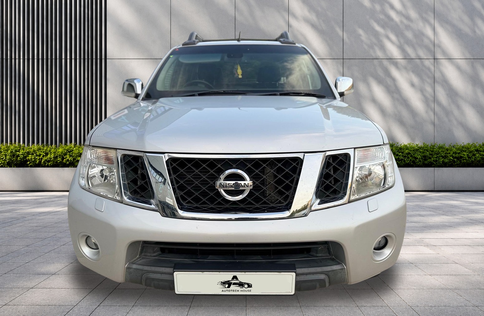 
								Nissan Navara 2.5 dCi Tekna 4WD Euro 5 4dr full									