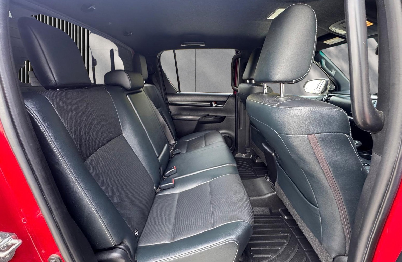 
								Toyota Hilux 2.4 D-4D Invincible X Auto 4WD Euro 6 4dr (TSS, 3.5t) full									