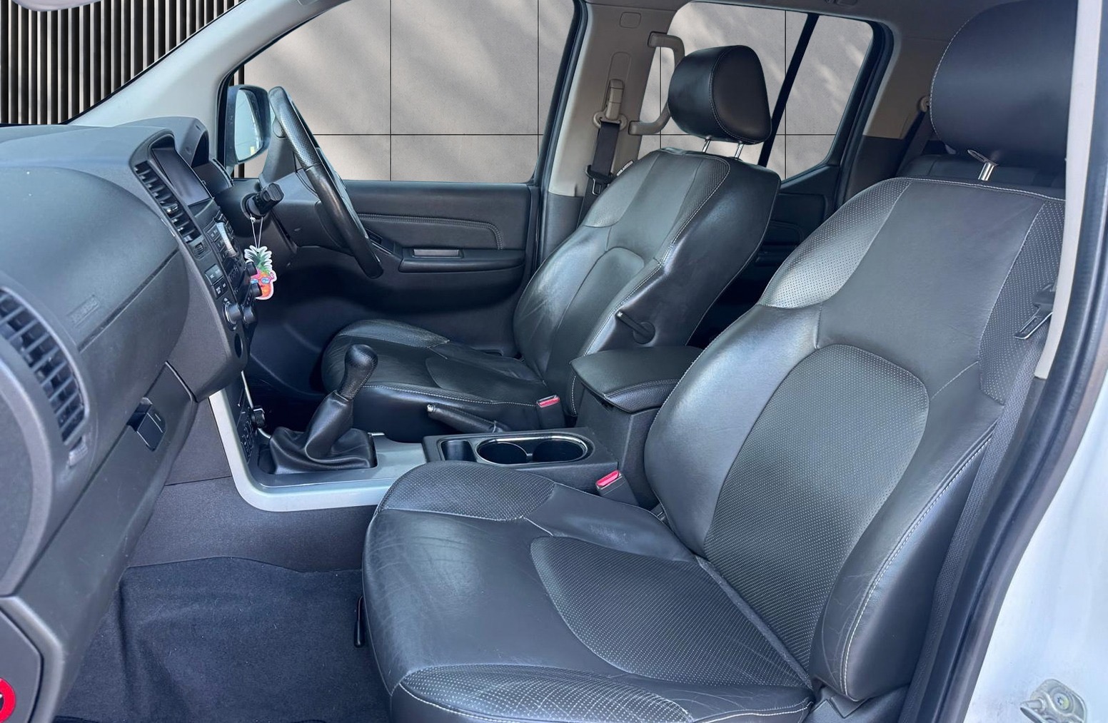 
								Nissan Navara 2.5 dCi Tekna 4WD Euro 5 4dr full									