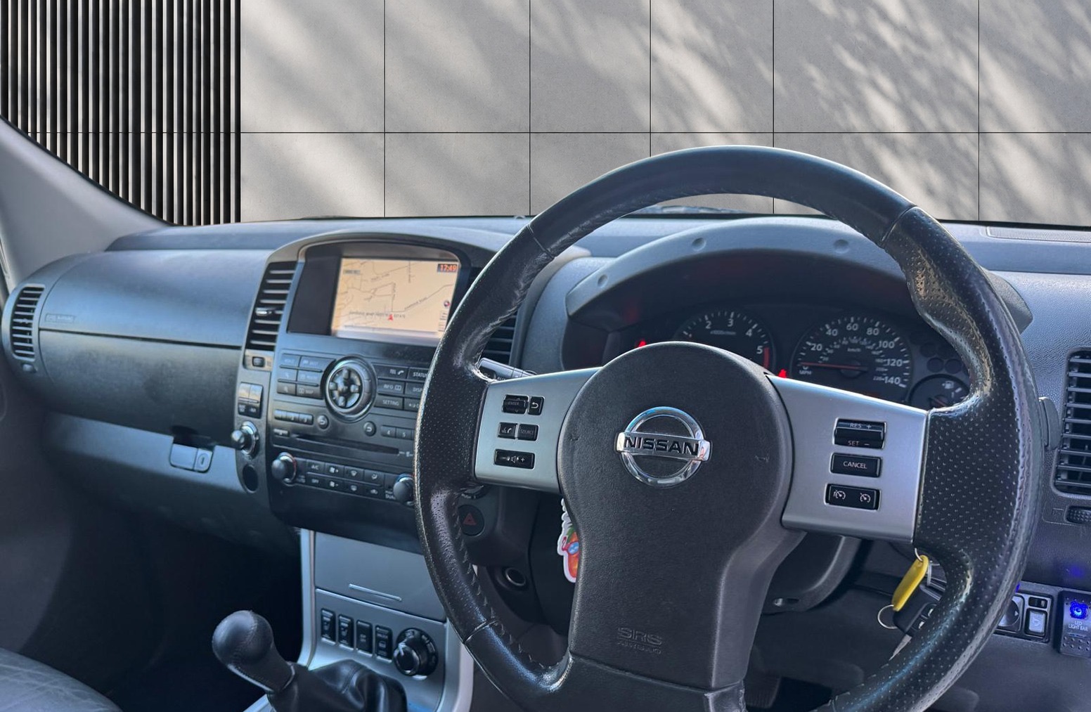 
								Nissan Navara 2.5 dCi Tekna 4WD Euro 5 4dr full									
