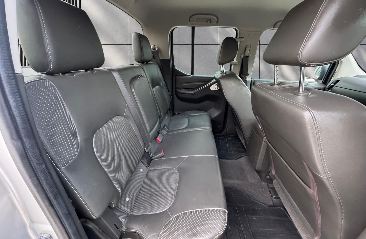 
								Nissan Navara 2.5 dCi Tekna 4WD Euro 5 4dr full									