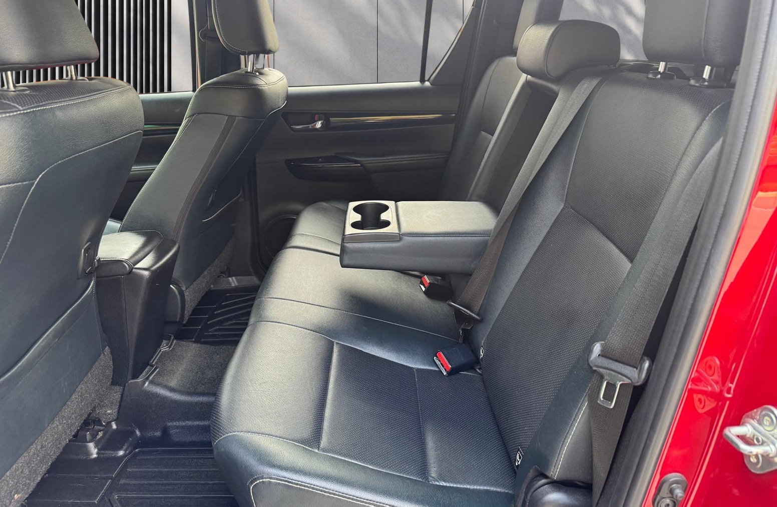
								Toyota Hilux 2.4 D-4D Invincible X Auto 4WD Euro 6 4dr (TSS, 3.5t) full									