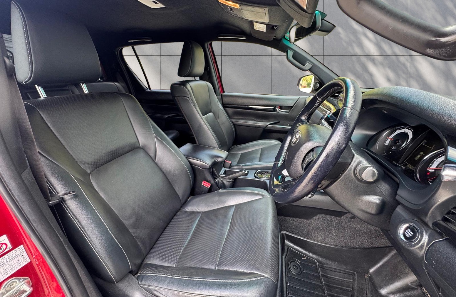 
								Toyota Hilux 2.4 D-4D Invincible X Auto 4WD Euro 6 4dr (TSS, 3.5t) full									