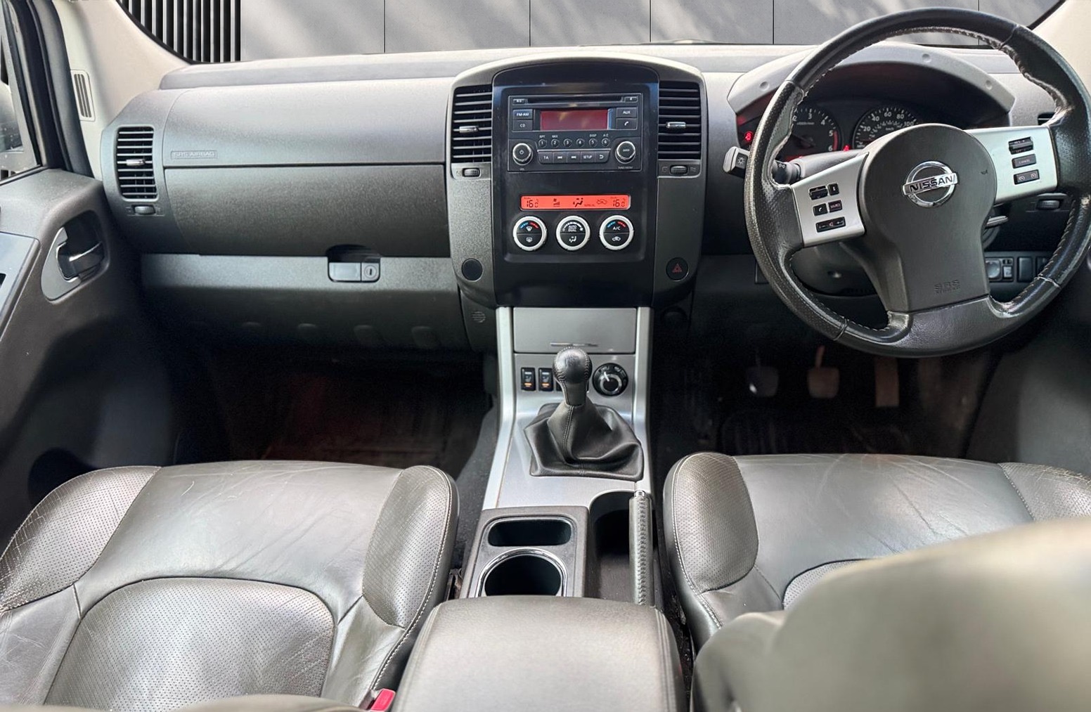
								Nissan Navara 2.5 dCi Tekna 4WD Euro 5 4dr full									