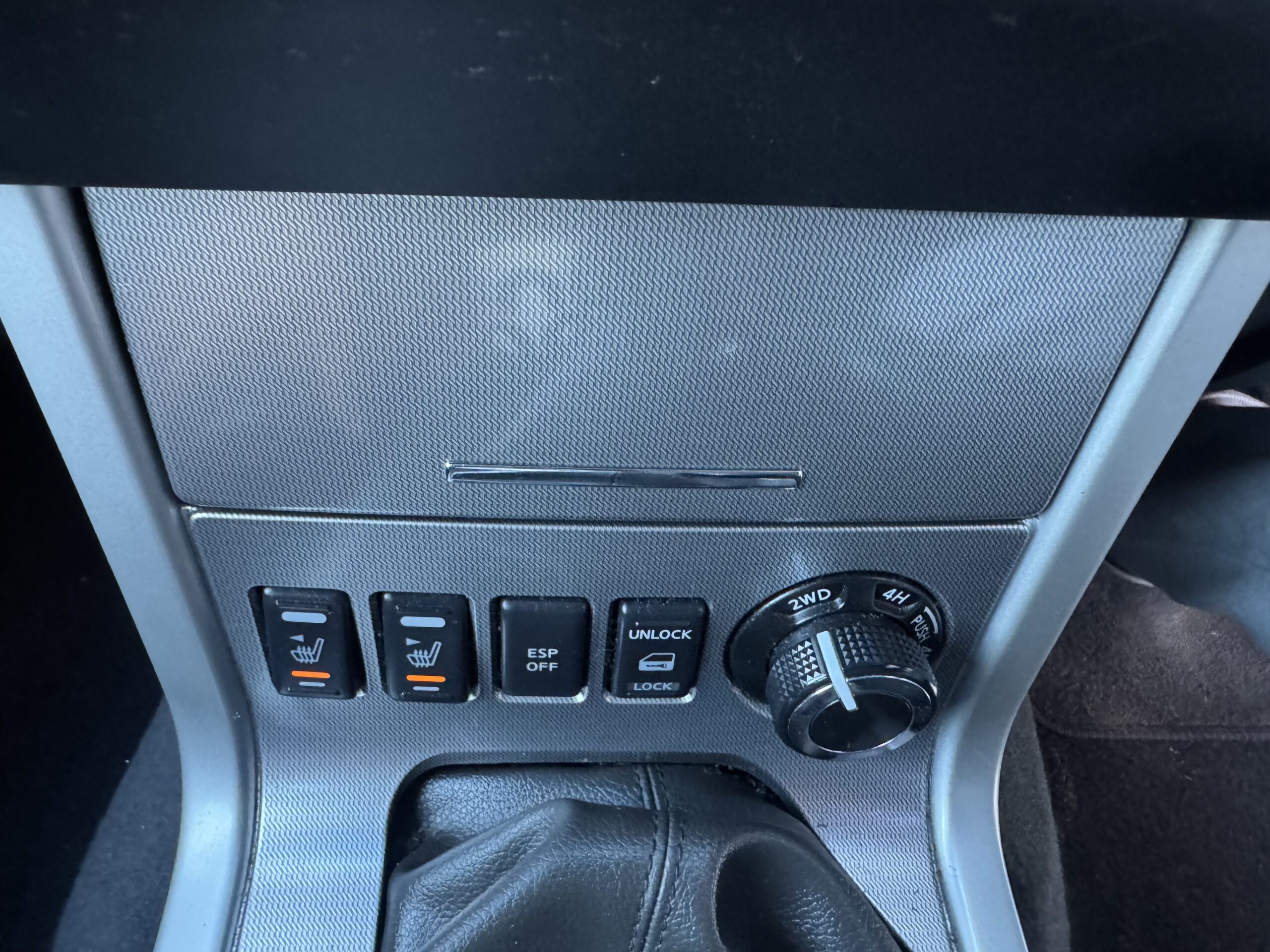 
								Nissan Navara 2.5 dCi Tekna 4WD Euro 5 4dr full									