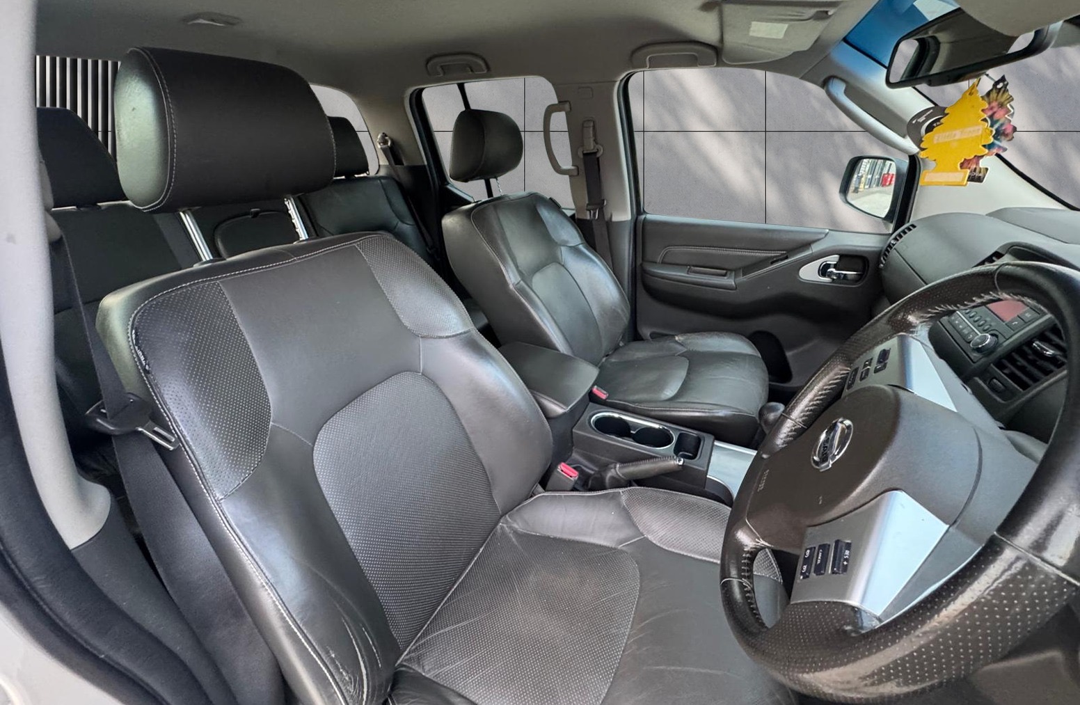 
								Nissan Navara 2.5 dCi Tekna 4WD Euro 5 4dr full									