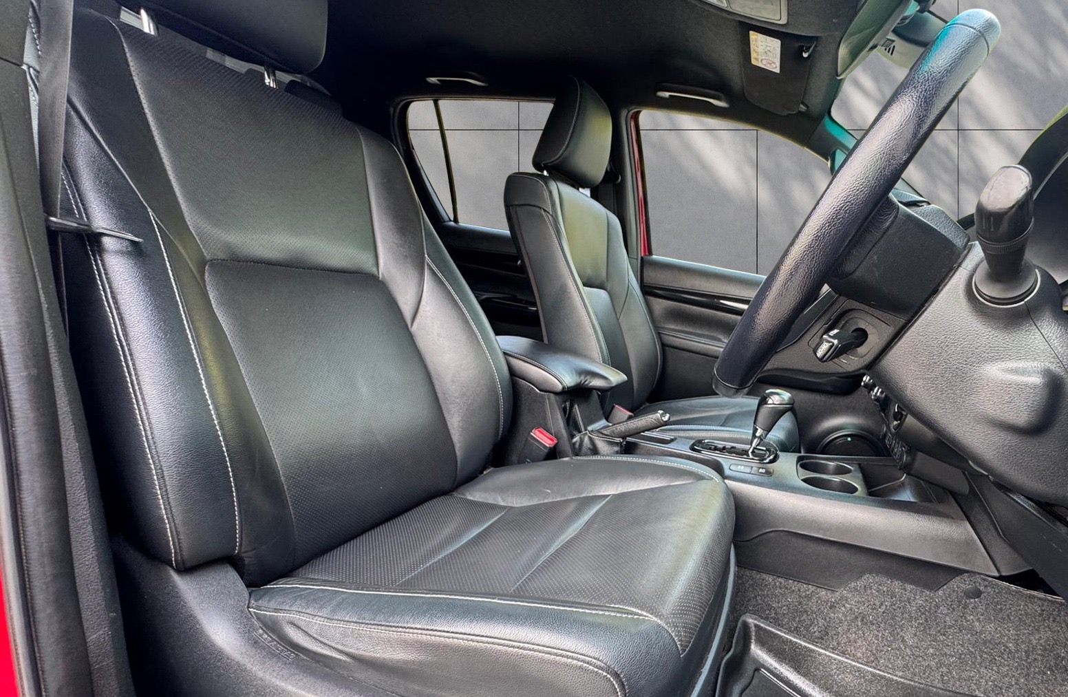 
								Toyota Hilux 2.4 D-4D Invincible X Auto 4WD Euro 6 4dr (TSS, 3.5t) full									