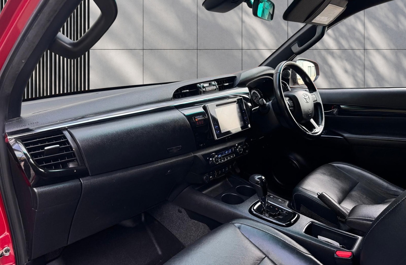 
								Toyota Hilux 2.4 D-4D Invincible X Auto 4WD Euro 6 4dr (TSS, 3.5t) full									