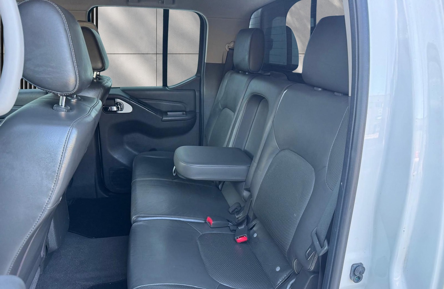 
								Nissan Navara 2.5 dCi Tekna 4WD Euro 5 4dr full									